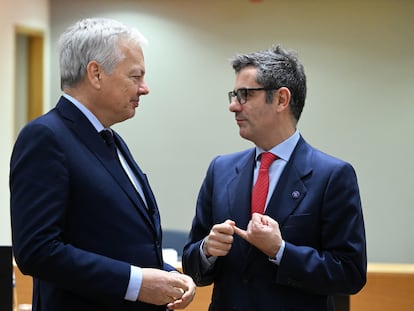 El comisario europeo de Justicia, Didier Reynders, y el ministro de la Presidencia, Félix Bolaños, el 4 de diciembre en Bruselas.