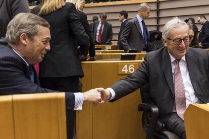 El presidente de la Comisión de la Unión Europea, Jean Claude Juncker (a la derecha), saluda al ex líder del Partido de la Independencia del Reino Unido Nigel Farage durante una sesión plenaria en el Parlamento Europeo en Bruselas.