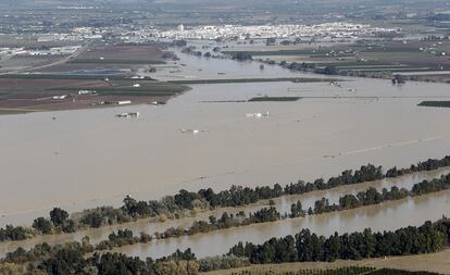 El agua inunda las zonas de campo cercanas a los pueblos.