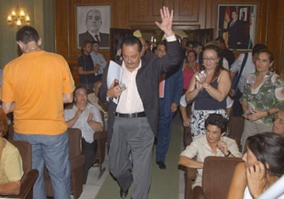 El alcalde de Marbella, Julián Muñoz, a su llegada ayer al salón de plenos del Ayuntamiento.