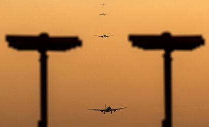 Una fila de aviones se prepara para aterrizar en el aeropuerto londinense de Heathrow, operado por Ferrovial.