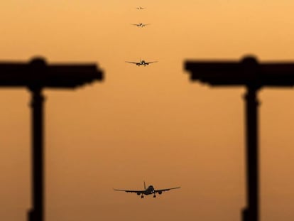 Una fila de aviones se prepara para aterrizar en el aeropuerto londinense de Heathrow, operado por Ferrovial.