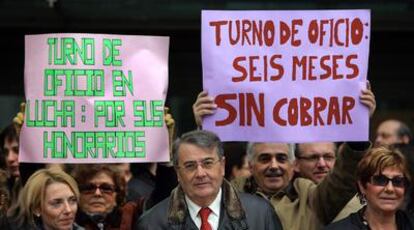 Francisco Real, decano del Colegio de Abogados de Valencia, ayer, al frente de la concentración.