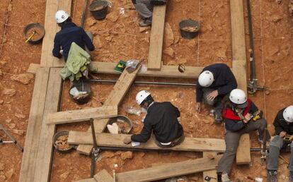 Arqueólogos trabajando en el yacimiento de Atapuerca.
