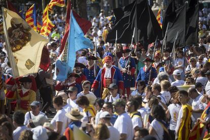 Membres de la Coronela desfilen pel Passeig de Llus Companys.