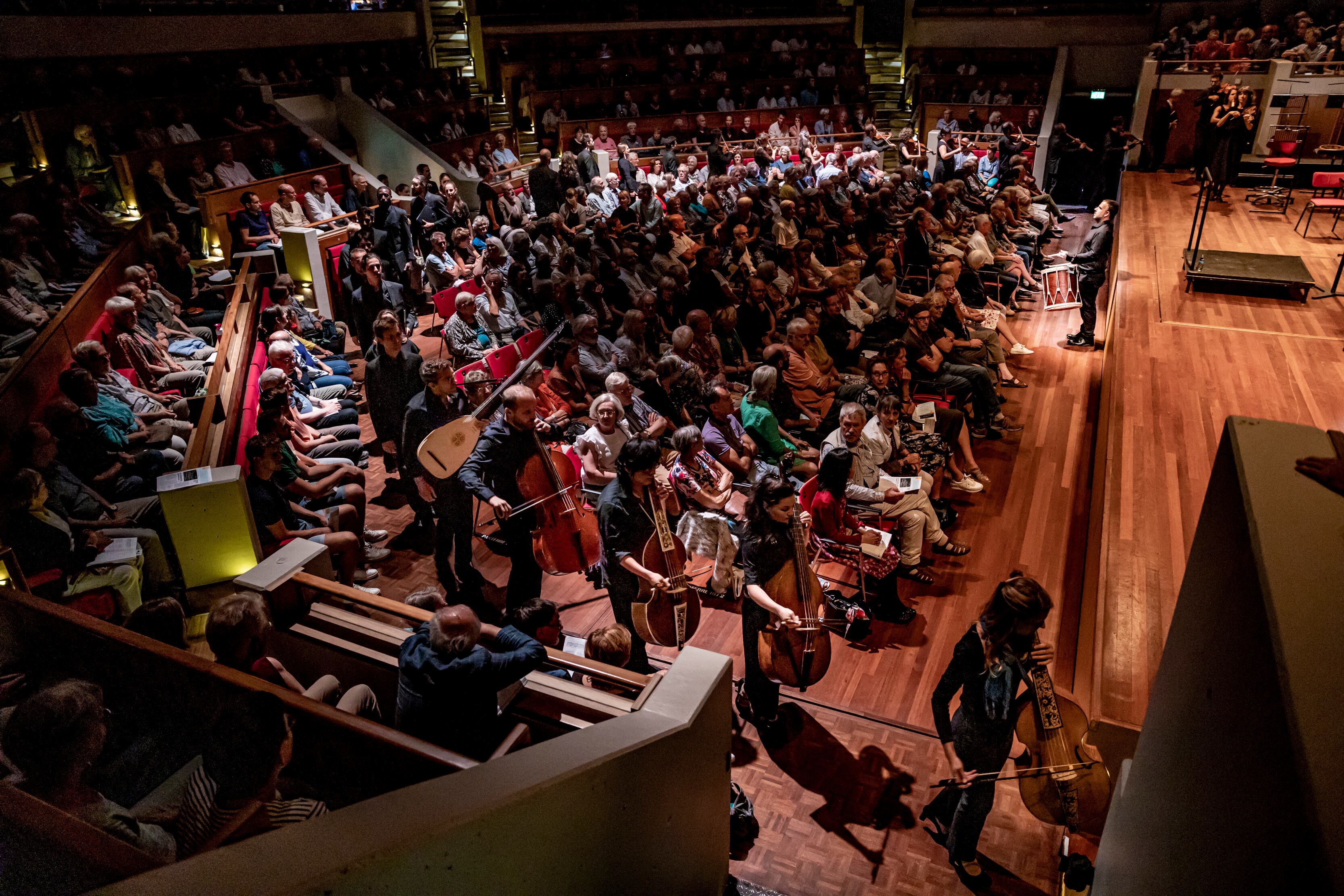 Los instrumentistas del Ensemble Correspondances llegan procesionando entre el público al escenario del Vredenburg al comienzo de su reconstrucción de la música que acompañó la ceremonia de coronación de Luis XIV.