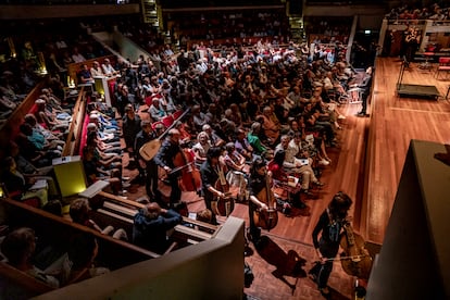 Los instrumentistas del Ensemble Correspondances llegan procesionando entre el público al escenario del Vredenburg al comienzo de su reconstrucción de la música que acompañó la ceremonia de coronación de Luis XIV.