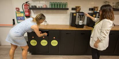 Dos trabajadoras de Yves Rocher utilizan los cubos de reciclaje de la zona de descanso de su empresa.