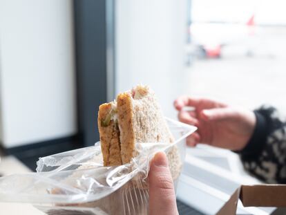 El clásico sandwich de plástico del aeropuerto.
