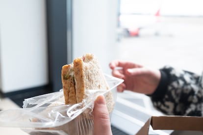 El clásico sandwich de plástico del aeropuerto.