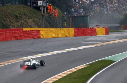 Hamilton pilota su Mercedes durante la 'pole'.