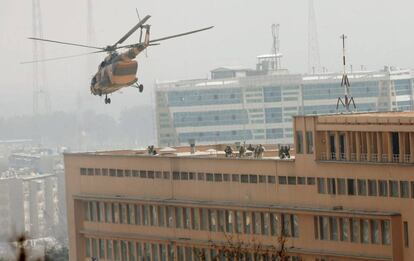Un helicóptero transporta tropas al hospital atacado en Kabul.