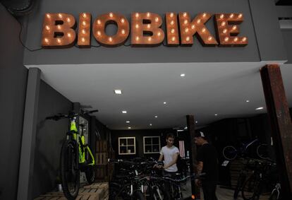 Biobike nació en 2008 como la primera tienda de bicicletas eléctricas de la capital, después de que Alejandro Bastros, de 47 años, dejara de trabajar en un organismo europeo. En la actualidad, las bicicletas de pedaleo asistido son las que más crecen en número de ventas: un 128% en los dos últimos años.