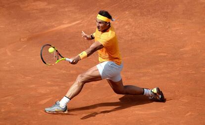 Nadal devuelve la pelota contra Carballés, este miércoles en Barcelona.