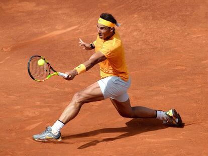 Nadal devuelve la pelota contra Carballés, este miércoles en Barcelona.