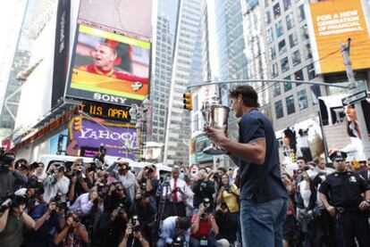 Rafael Nadal muestra en Times Square, en pleno corazón de Manhattan, en Nueva York, el trofeo del Abierto de Estados Unidos.