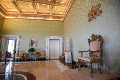 La oferta turística incluye todo el palacio de Castel Gandolfo y los jardines ocupan 55 hectáreas, más que el propio Vaticano. En la imagen, la sala del trono.