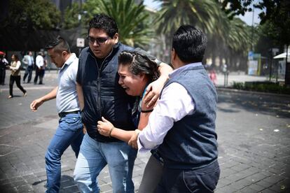 Moradores da Cidade de México correm desesperados para as ruas após novo terremoto atingir o país.