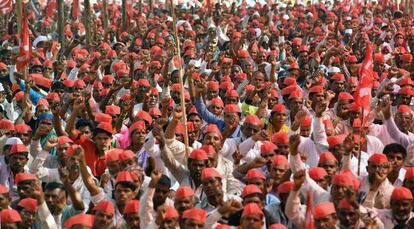 Campesinos indios gritan eslóganes en Bombay este lunes 12 de marzo.