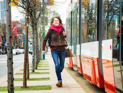 A woman runs to catch a bus.