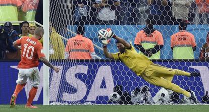 El guardameta de la selecci&oacute;n argentina Sergio Romero para el penalti de Wesley Sneijder.