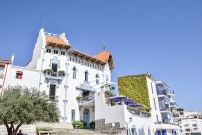 La inmobiliaria de lujo Engel & Völkers vende un adosado en Cadaqués (Costa Brava) por 15 millones de euros. La propiedad cuenta con 625 m2, ocho habitaciones y esta en primera línea de mar en uno de los municipios más bonitos de España.