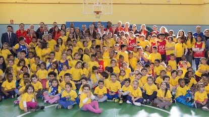 Los niños del CP República de Panamá junto a las jugadoras.