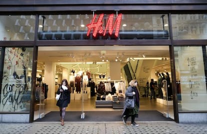 Un tienda de la cadena sueca de ropa H&M
