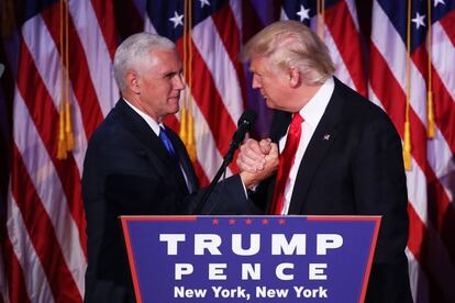 El candidato republicano a la vicepresidente, Mike Pence felicita a Donald Trump tras conocer los resultados electorales.