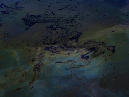 Petróleo derramado en el lago Maracaibo, en el municipio de Cabimas (Venezuela), en diciembre de 2021.