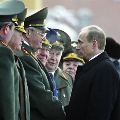 El presidente ruso, Vladímir Putin, conversa con veteranos de la II Guerra Mundial ayer en Moscú.