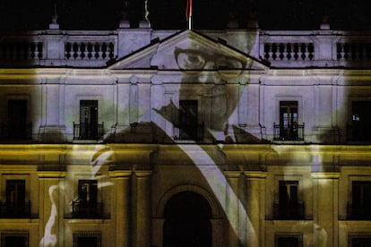 El Palacio de la Moneda, iluminado con el expresidente de Chile Salvador Allende, en septiembre 2023.