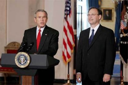 George W. Bush anuncia la candidatura de Samuel Alito (derecha) para el Tribunal Supremo.