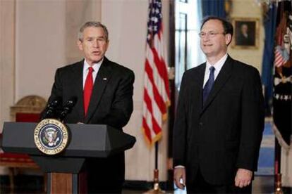 George W. Bush anuncia la candidatura de Samuel Alito (derecha) para el Tribunal Supremo.
