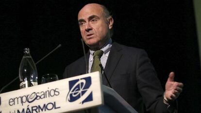 El Ministro de economia Luis de Guindos pronuncia unas palabras durante la gala de los XXX Premios Macael, celebrada esta noche en el municipio almeriense de Macael.