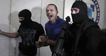 Ilias Kasidiaris, portavoz y diputado de Aurora Dorada es detenido por policías en Atenas en septiembre pasado.