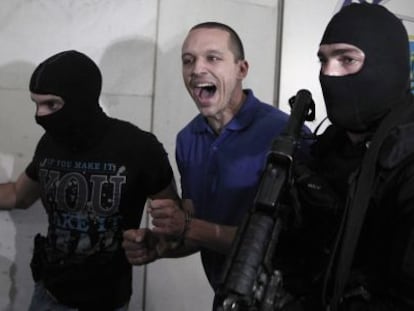 Ilias Kasidiaris, portavoz y diputado de Aurora Dorada es detenido por polic&iacute;as en Atenas en septiembre pasado.