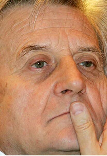 El presidente del BCE, Jean_Claude Trcihet, mostró ayer su preocupación por la escalada de la moneda única frente al dólar.