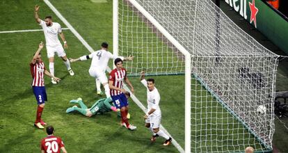 Ramos marca el 1-0 en la final de la Champions de 2016.