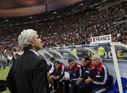 El seleccionador francés, Raymond Domenech, mira al público.