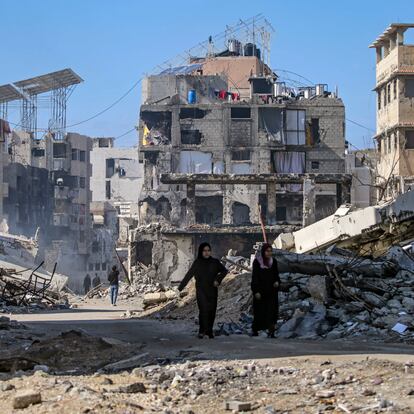 GAZA (-), 15/02/2025.- Palestinians walk between destroyed buildings in west Gaza City, 14 February 2025 (issued 15 February 2025). Israel and Hamas implemented the first phase of a hostage release and ceasefire deal on 19 January 2025. More than 48,000 Palestinians have been killed in the Gaza Strip, according to the Palestinian Ministry of Health, since Israel launched a military campaign in the strip in response to a cross-border attack led by the Palestinian militant group Hamas on 07 October 2023, in which about 1,200 Israelis were killed and more than 250 taken hostages. EFE/EPA/MOHAMMED SABER
