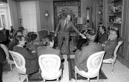 El rey Juan Carlos recibe a líderes de los partidos parlamentarios (Xabier Arzalluz, Manuel Fraga, Landelino Lavilla, Adolfo Suárez, Felipe González, Santiago Carrillo, Miquel Roca y Leopoldo Calvo Sotelo) en 1982.