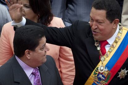Chávez saluda a un diputado a su llegada a la Asamblea Nacional.