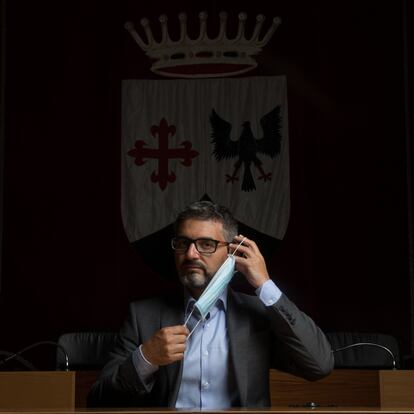 El alcalde de Alcobendas, Rafael Sánchez Acera, se pone la mascarilla tras la entrevista.