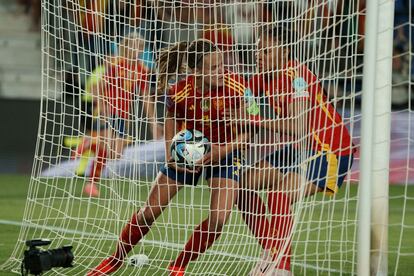 Irene Paredes recoge el balón de la portería de Dinamarca tras marcar este martes en el Heliodoro Rodríguez López.