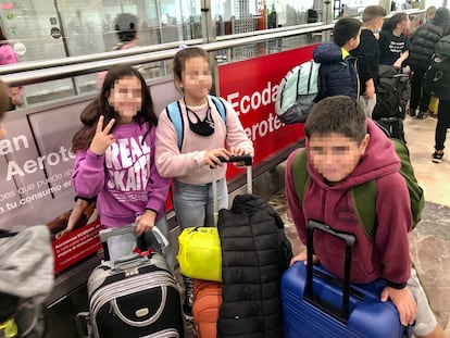 Tres de los alumnos expulsados del tren en Palencia, el lunes.