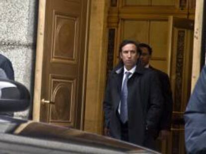 El ministro de Economía argentino, Hernán Lorenzino, sale del Tribunal de Apelaciones del Segundo Circuito en Nueva York, el pasado 27 de febrero, después de una audiencia sobre la deuda del país a fondos de inversión. EFE/Archivo