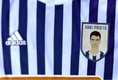 Detalle de la camiseta que vistieron los jugadores de la Real Sociedad con motivo de la retirada del capitán en 2018.