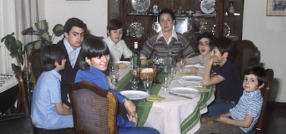Marta Ferrusola posa en su domicilio barcelonés con sus siete hijos: de izquierda a derecha, Marta, Oriol, Jordi, Josep, Mireia, Pere y Oleguer, en 1977.