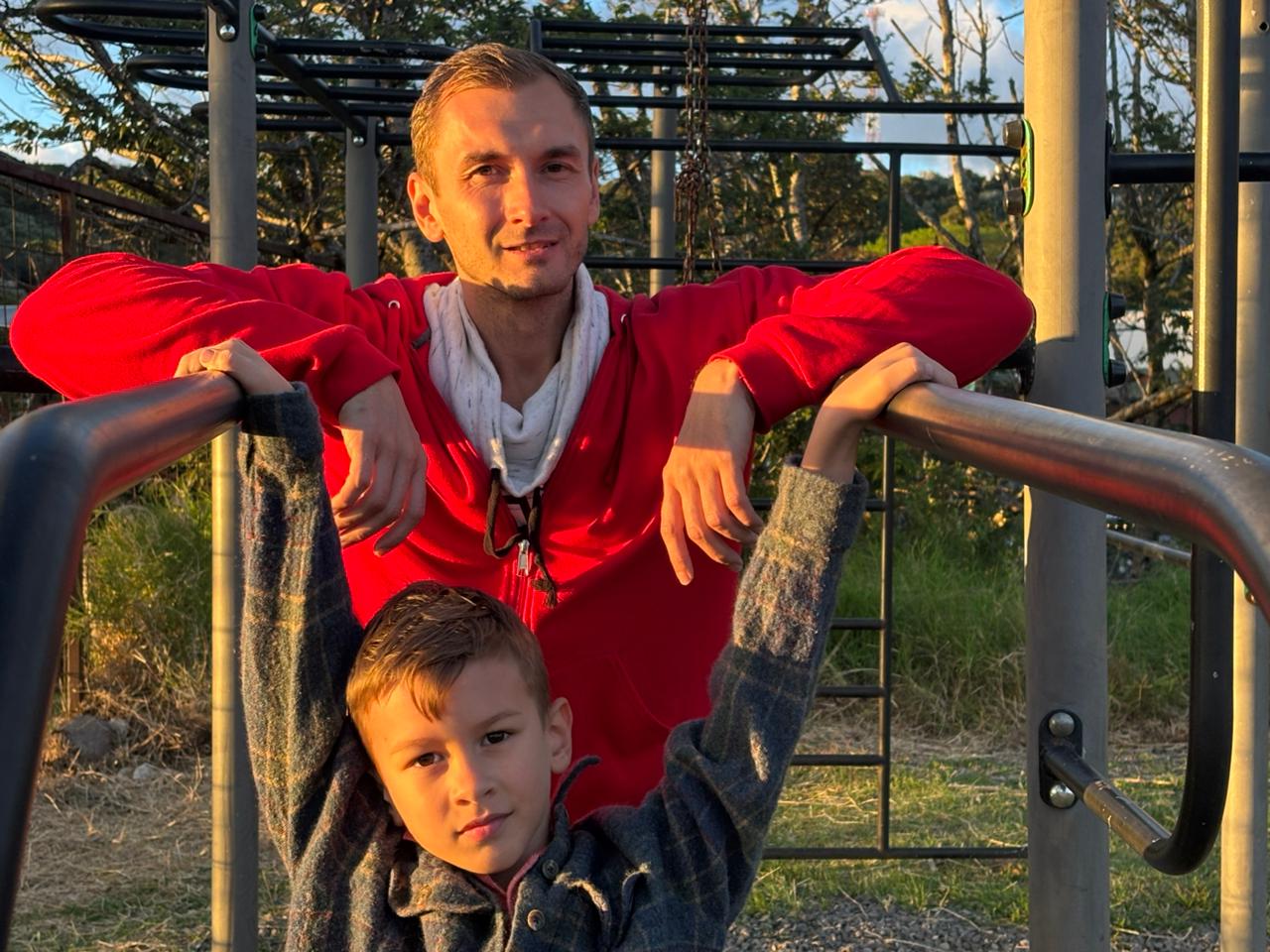 German Smirnov y su hijo Timur, en Costa Rica. 